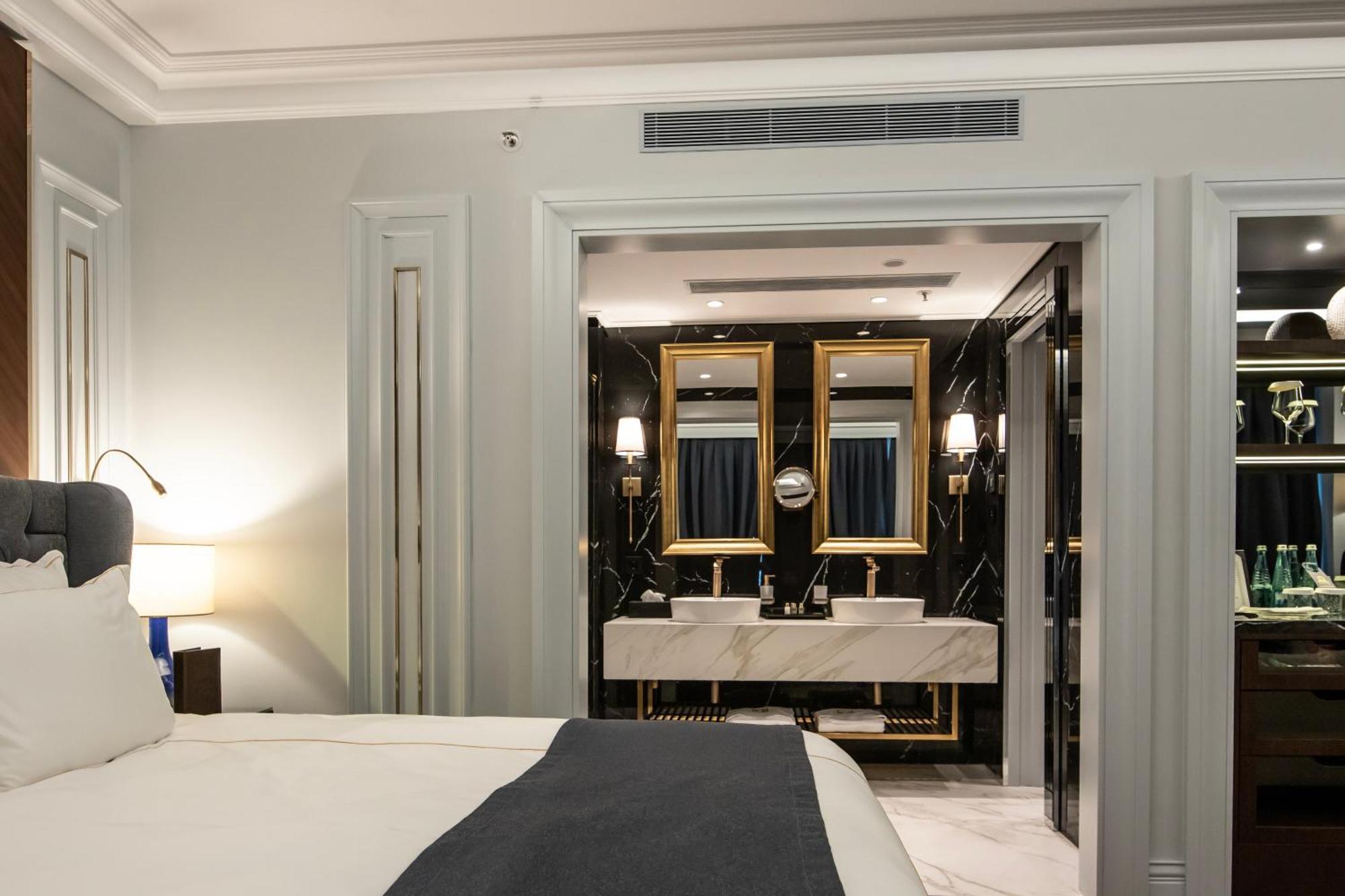 Xheko Imperial Luxury Hotel & Spa تيرانا المظهر الخارجي الصورة A suite at the hotel