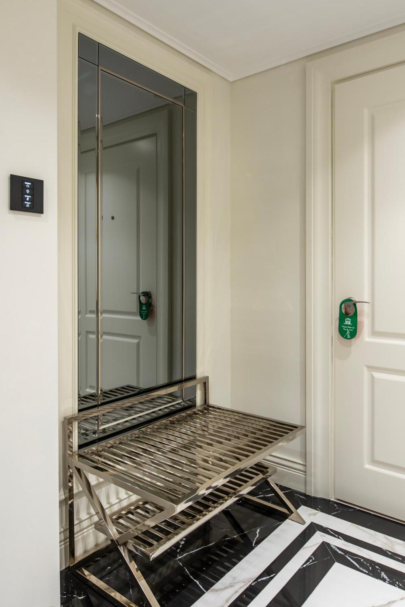 Xheko Imperial Luxury Hotel & Spa تيرانا المظهر الخارجي الصورة A door viewer