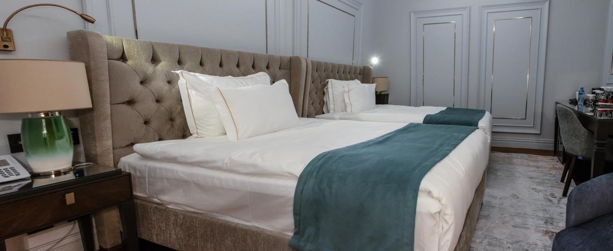 Xheko Imperial Luxury Hotel & Spa تيرانا المظهر الخارجي الصورة A bed