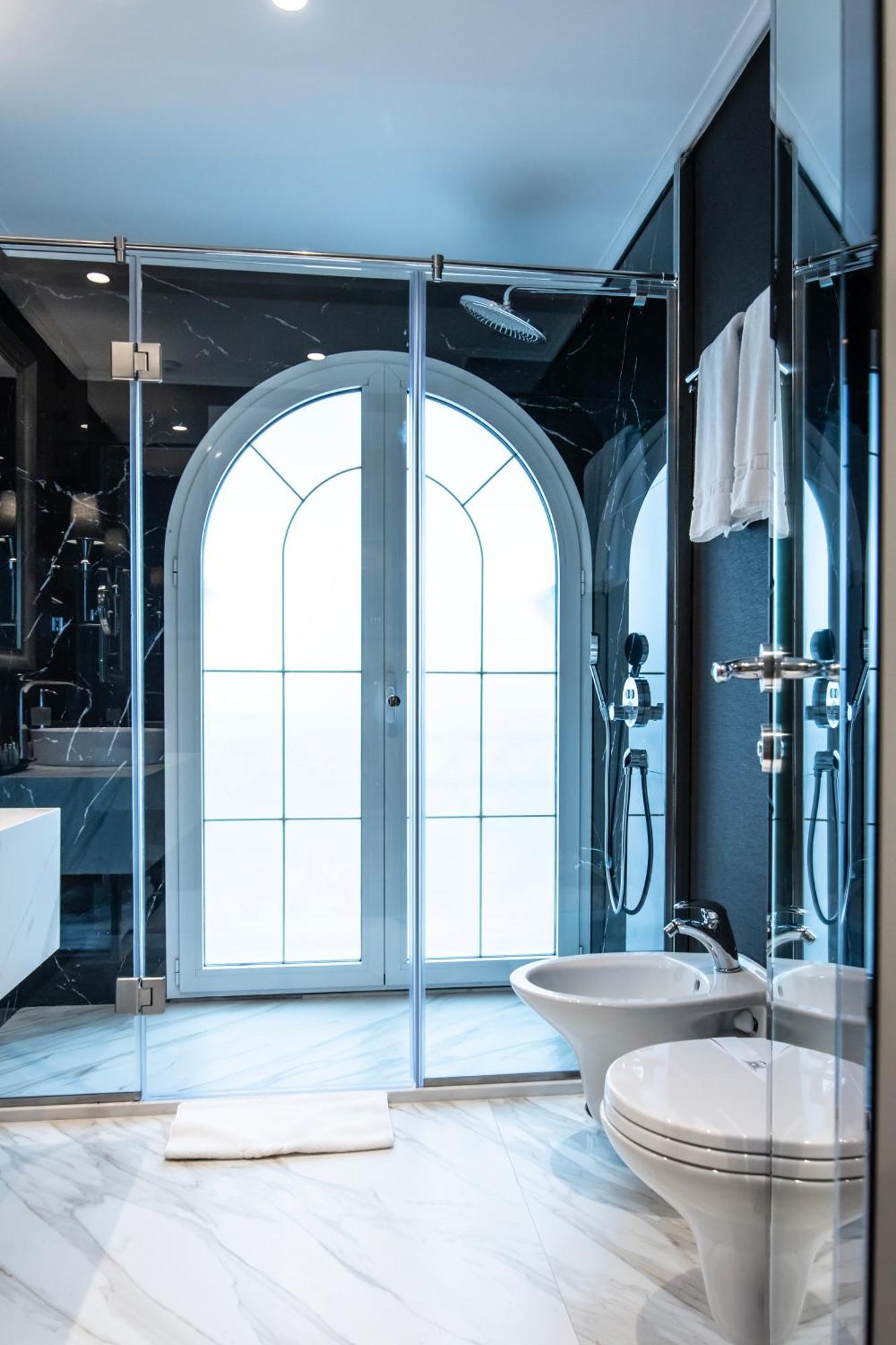 Xheko Imperial Luxury Hotel & Spa تيرانا المظهر الخارجي الصورة A modern bathroom