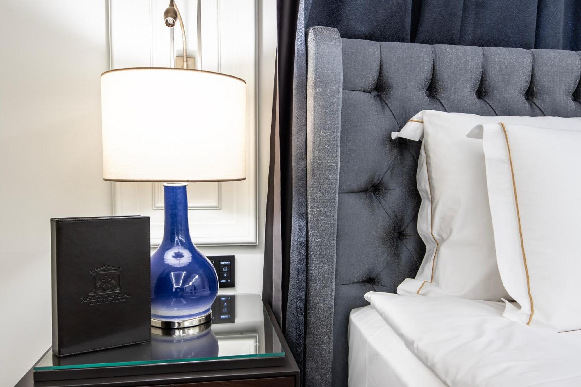 Xheko Imperial Luxury Hotel & Spa تيرانا المظهر الخارجي الصورة A lamp on a bedside table