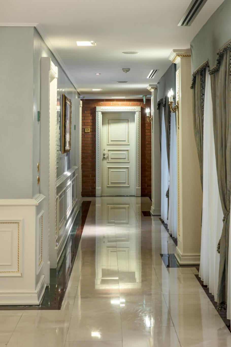 Xheko Imperial Luxury Hotel & Spa تيرانا الغرفة الصورة A corridor