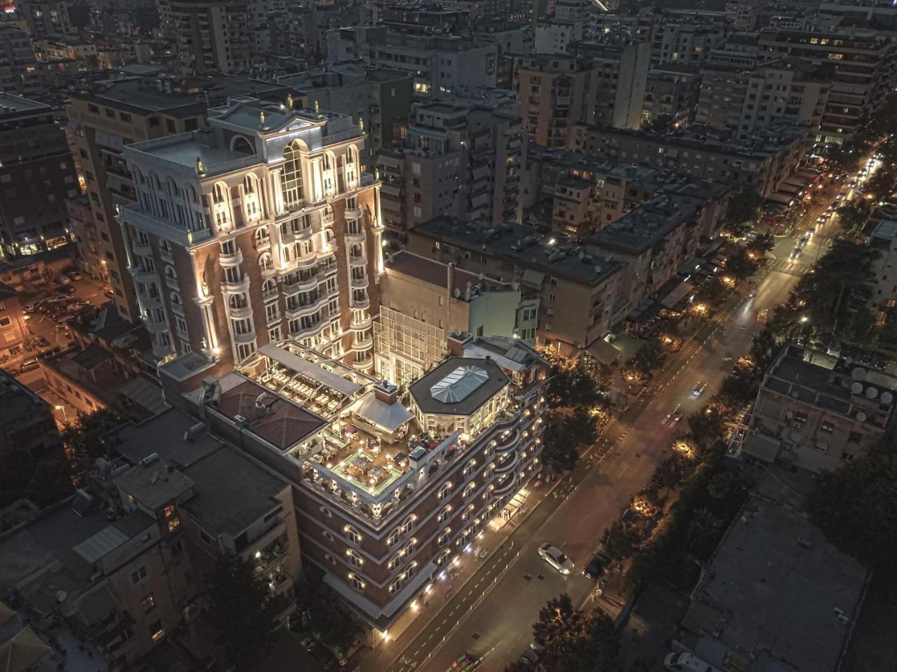 Xheko Imperial Luxury Hotel & Spa تيرانا المظهر الخارجي الصورة The hotel at night
